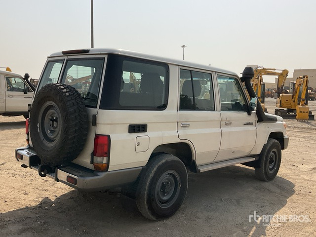 2014 Toyota Land Cruiser LX 76L 4x4 SUV - SUV: foto 3 2014 Toyota Land Cruiser LX 76L 4x4 SUV - SUV: foto 3