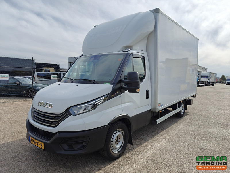 Iveco 35S18 Hi-Matic 4x2 Dagcab Euro6E - Gesloten Bak 4.2M - Laadklep 1000KG - Navi - 03/2026 APK - Kamioncine me kontinier: foto 1 Iveco 35S18 Hi-Matic 4x2 Dagcab Euro6E - Gesloten Bak 4.2M - Laadklep 1000KG - Navi - 03/2026 APK - Kamioncine me kontinier: foto 1
