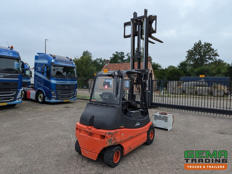 Linde E30 02 - 4058 uur - Duplex Mast - Volrubber Banden - Eurotron 80V-80A Oplader (M34) - Pirun elektrik: foto 3 Linde E30 02 - 4058 uur - Duplex Mast - Volrubber Banden - Eurotron 80V-80A Oplader (M34) - Pirun elektrik: foto 3