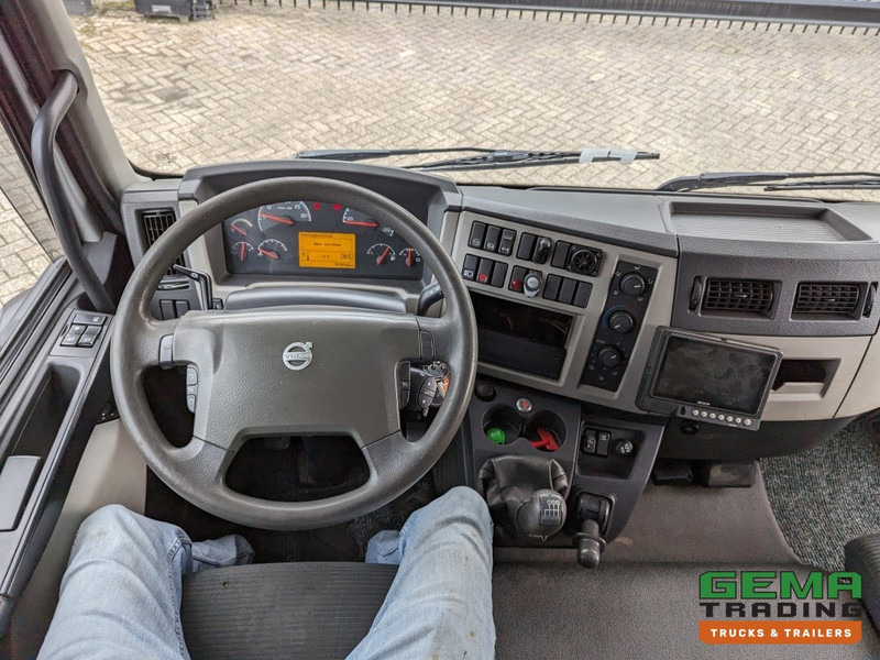 Interior photo 1: Kamion vagonetë Volvo FL280 4x2 SleepCab 16T Euro5 6CIL - 5.60m GeslotenBak + Laadklep 2500KG - Standkachel - Zijdeur - Servicewagen (V758)