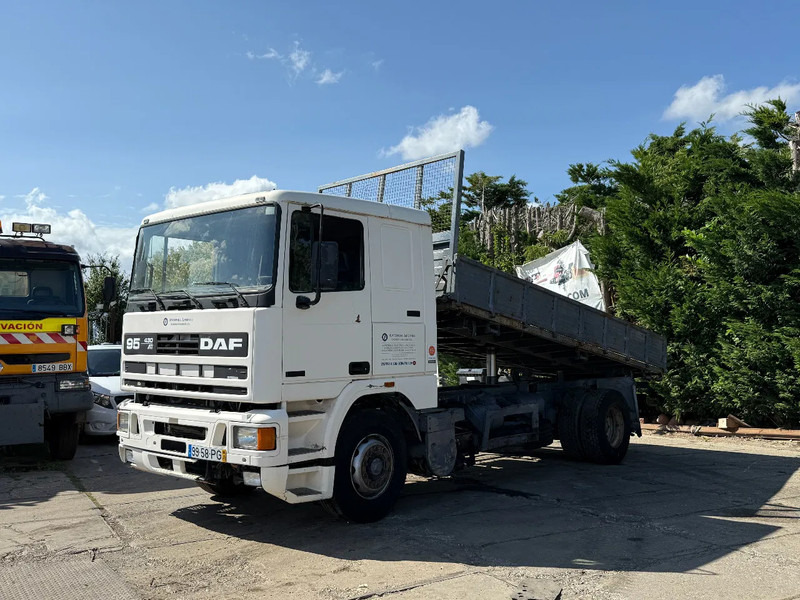 DAF 95.430 ATI 4X2 Tipper SPRING/AIR ZF MAN GEARBOX - Kamion vetëshkarkues: foto 2 DAF 95.430 ATI 4X2 Tipper SPRING/AIR ZF MAN GEARBOX - Kamion vetëshkarkues: foto 2