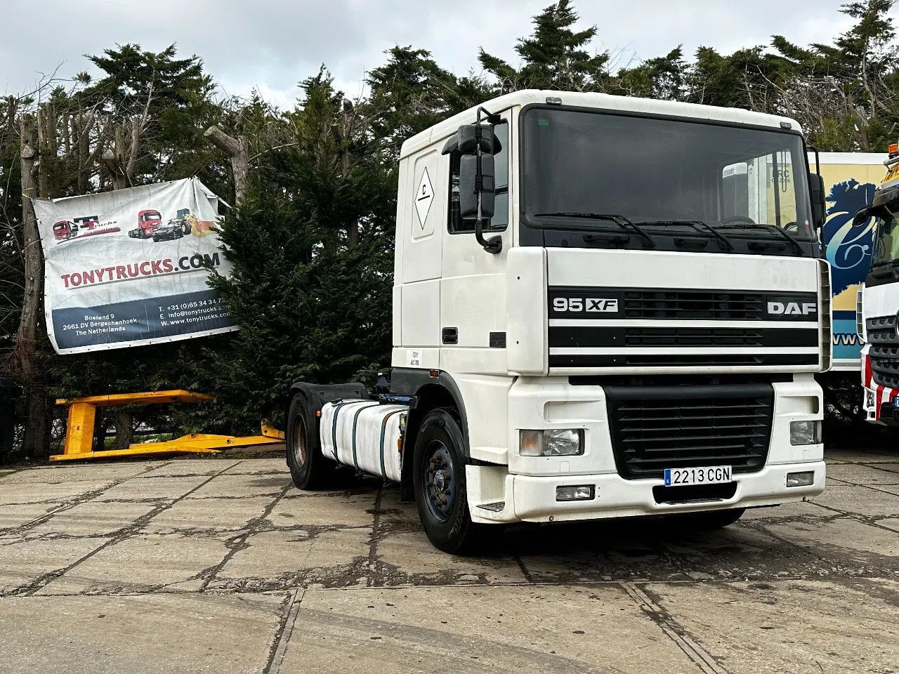 DAF XF 95.380 4X2 Tractor-unit Spring/Air ZF Manual DAF XF 95.380 4X2 Tractor-unit Spring/Air ZF Manual - Gjysmë-kamion: foto 1 DAF XF 95.380 4X2 Tractor-unit Spring/Air ZF Manual DAF XF 95.380 4X2 Tractor-unit Spring/Air ZF Manual - Gjysmë-kamion: foto 1