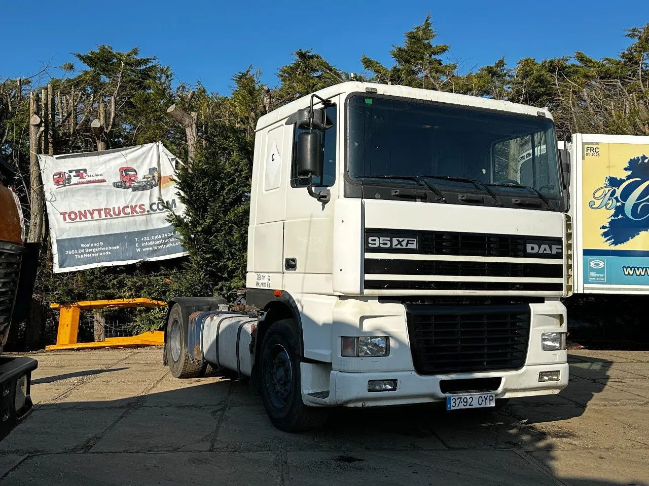 DAF XF 95.380 4X2 Tractor-unit Spring/Air ZF Manual DAF XF 95.380 4X2 Tractor-unit Spring/Air ZF Manual - Gjysmë-kamion: foto 1 DAF XF 95.380 4X2 Tractor-unit Spring/Air ZF Manual DAF XF 95.380 4X2 Tractor-unit Spring/Air ZF Manual - Gjysmë-kamion: foto 1