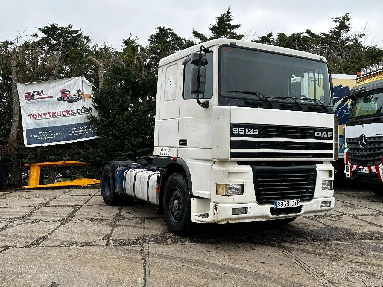 DAF XF 95.380 4X2 Tractor-unit Spring/Air ZF Manual DAF XF 95.380 4X2 Tractor-unit Spring/Air ZF Manual - Gjysmë-kamion: foto 1 DAF XF 95.380 4X2 Tractor-unit Spring/Air ZF Manual DAF XF 95.380 4X2 Tractor-unit Spring/Air ZF Manual - Gjysmë-kamion: foto 1