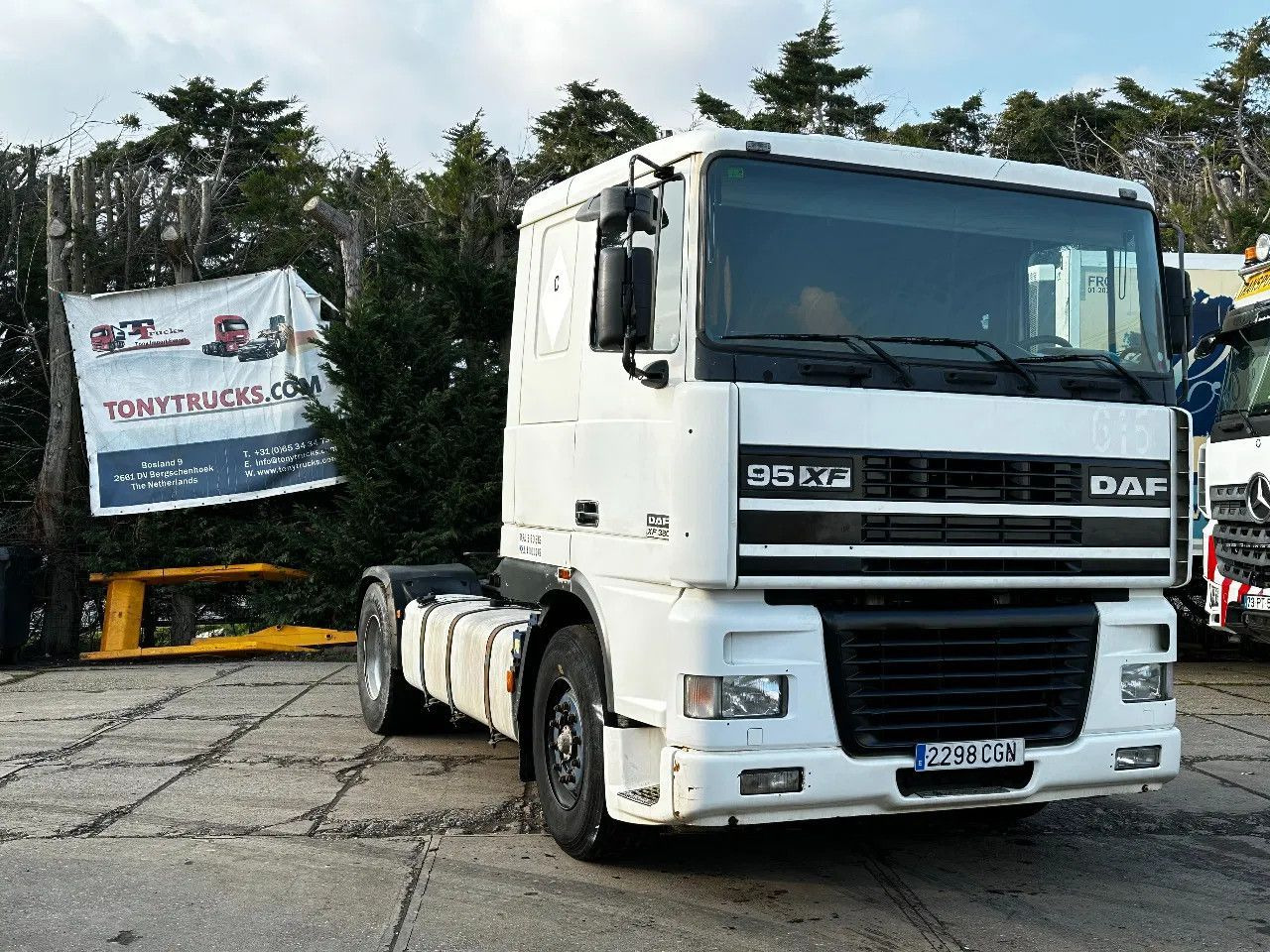 DAF XF 95.380 4X2 Tractor-unit Spring/Air ZF Manual DAF XF 95.380 4X2 Tractor-unit Spring/Air ZF Manual - Gjysmë-kamion: foto 1 DAF XF 95.380 4X2 Tractor-unit Spring/Air ZF Manual DAF XF 95.380 4X2 Tractor-unit Spring/Air ZF Manual - Gjysmë-kamion: foto 1