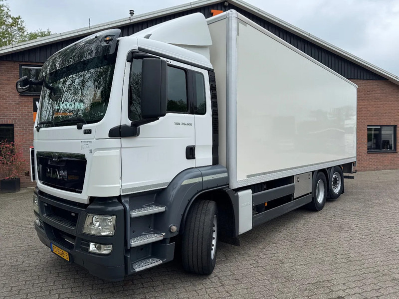 MAN TGS 26.320 EEV Koffer Stuuras AHK 3.000KG LBW 360.390KM! NL TRUCK - Kamion vagonetë: foto 1 MAN TGS 26.320 EEV Koffer Stuuras AHK 3.000KG LBW 360.390KM! NL TRUCK - Kamion vagonetë: foto 1