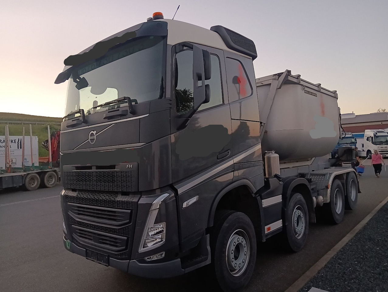 Volvo FH500 8x4R RETARDER LIFT MEILLER-Asphalt FunkAHK - Kamion vetëshkarkues: foto 1 Volvo FH500 8x4R RETARDER LIFT MEILLER-Asphalt FunkAHK - Kamion vetëshkarkues: foto 1