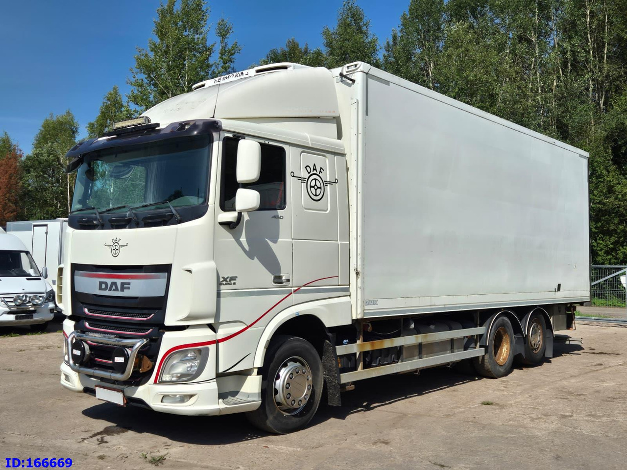 DAF XF 106.460 FAR 6X2 Euro6 - Kamion frigorifer: foto 1 DAF XF 106.460 FAR 6X2 Euro6 - Kamion frigorifer: foto 1