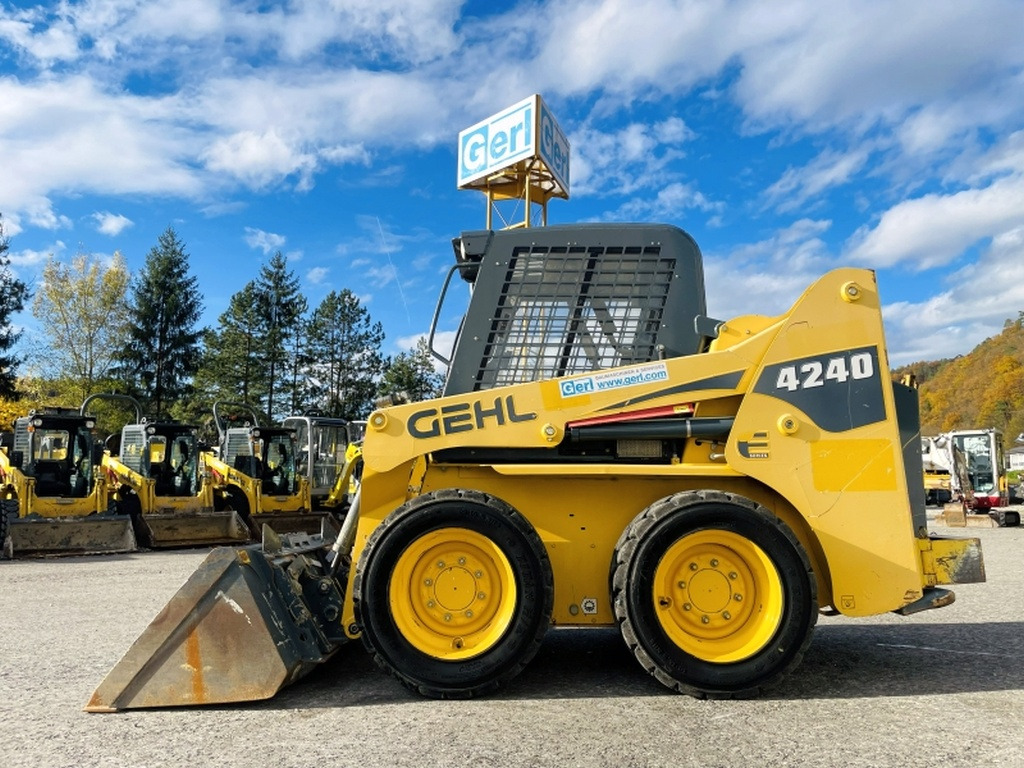 Gehl SL4240 (4090) - Mini fadrom: foto 1 Gehl SL4240 (4090) - Mini fadrom: foto 1