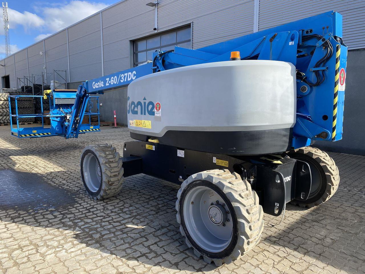 Genie Z60/37 DC - Krah me çernjerë: foto 2 Genie Z60/37 DC - Krah me çernjerë: foto 2