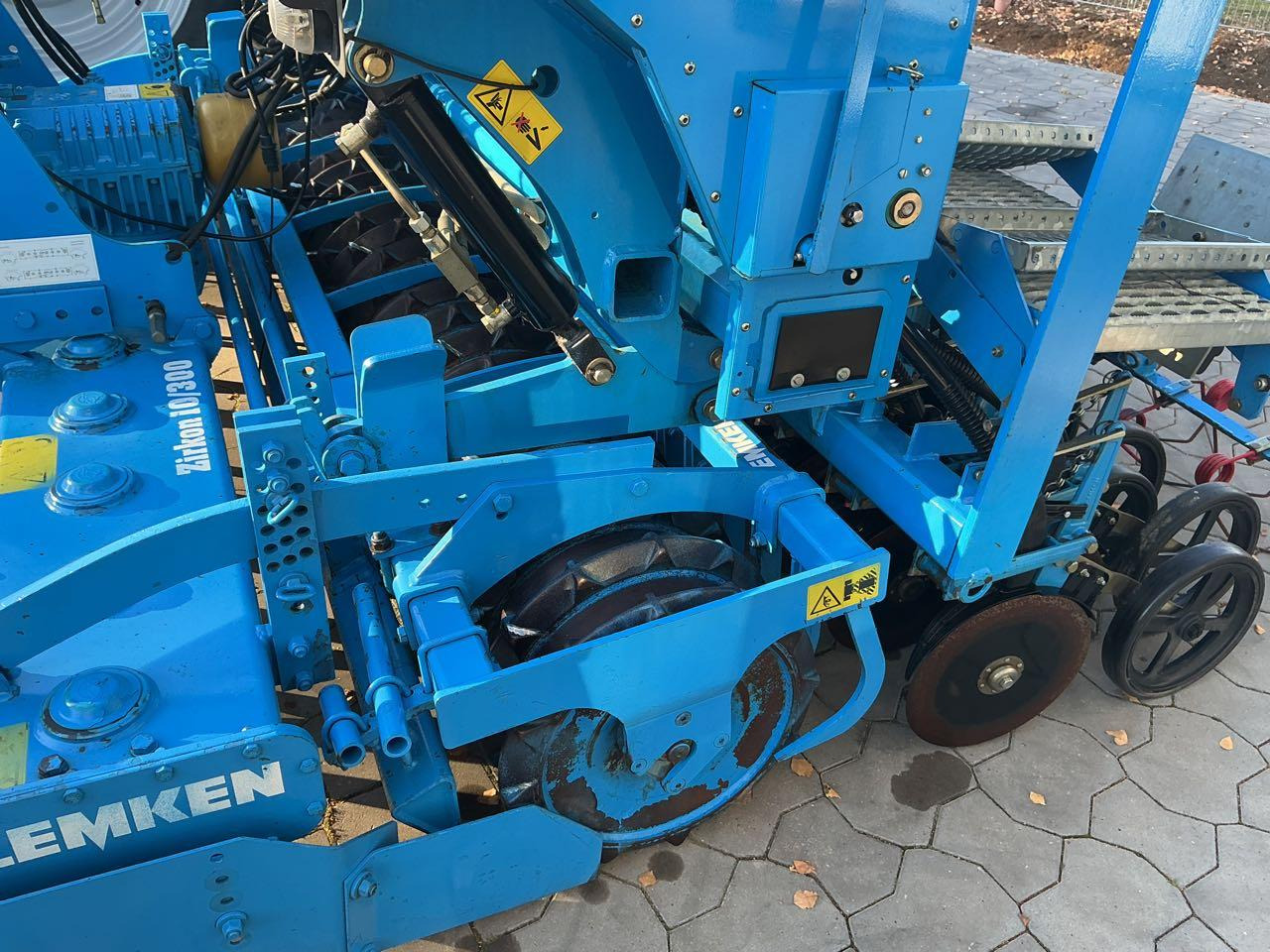 Lemken Saphir 7/300 DS - Mbjellëse e kombinuar në radhë: foto 3 Lemken Saphir 7/300 DS - Mbjellëse e kombinuar në radhë: foto 3