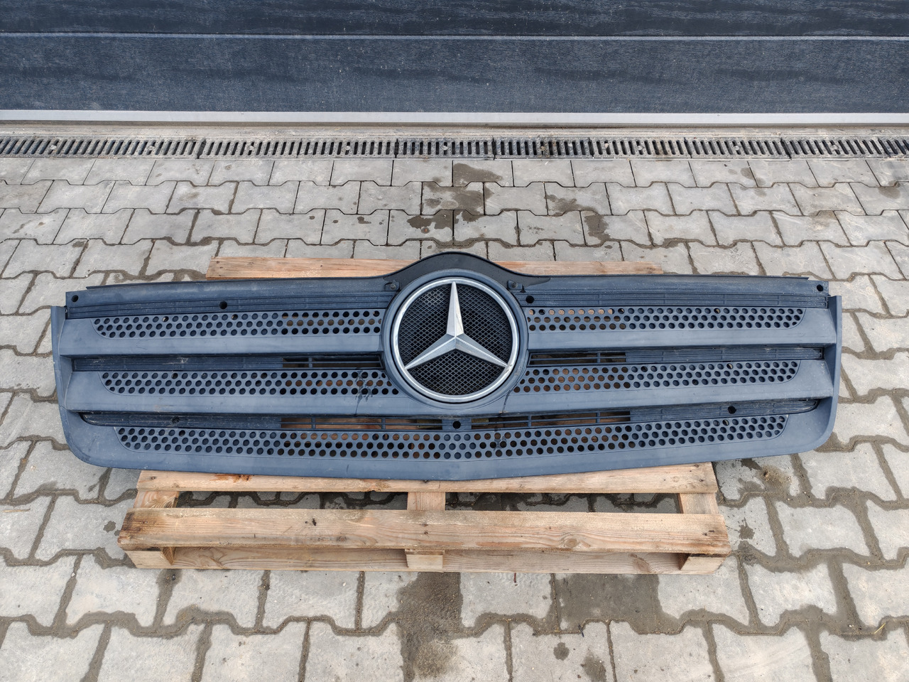 MERCEDES-BENZ ATEGO MP4 EURO 6 / FRONT GRILL - Grilë: foto 2 MERCEDES-BENZ ATEGO MP4 EURO 6 / FRONT GRILL - Grilë: foto 2