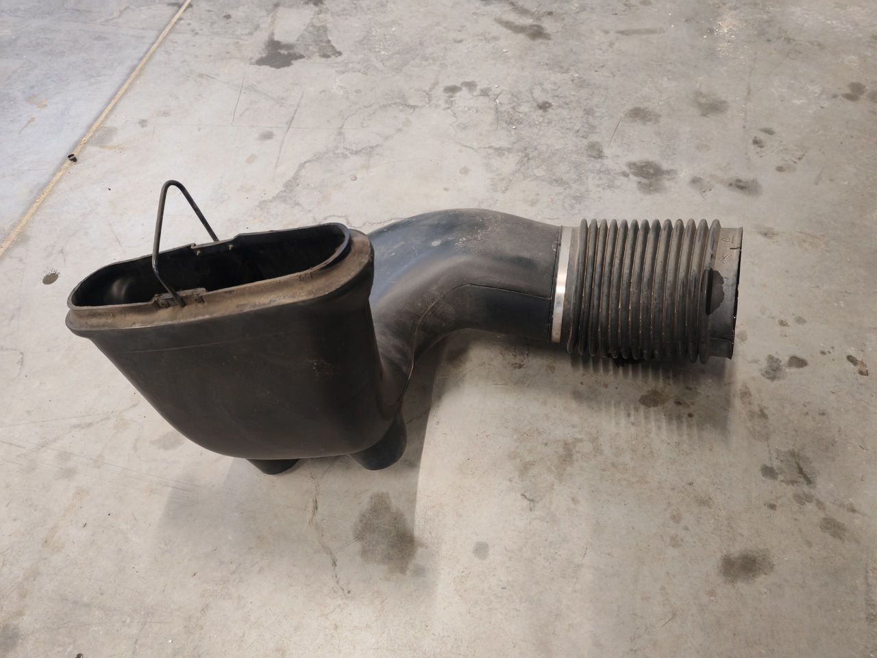 VOLVO FH5 FM5 / AIR FILTER INTAKE / 21627374 - Filtri i ajrit: foto 4 VOLVO FH5 FM5 / AIR FILTER INTAKE / 21627374 - Filtri i ajrit: foto 4