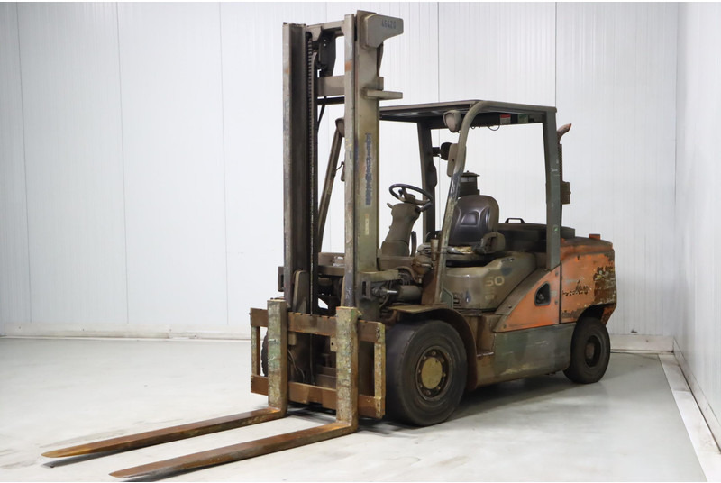 Doosan D50C-7 - Pirun më naftë: foto 3 Doosan D50C-7 - Pirun më naftë: foto 3