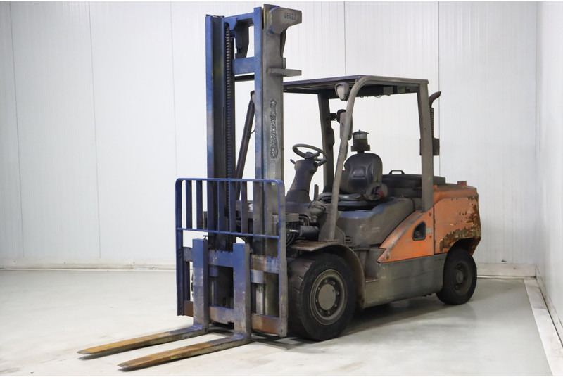 Doosan D50C-7 - Pirun më naftë: foto 3 Doosan D50C-7 - Pirun më naftë: foto 3