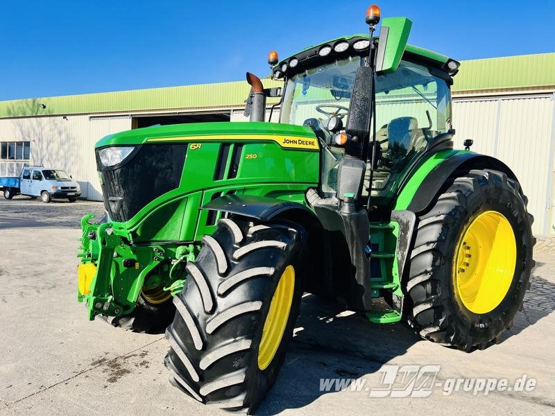 John Deere 6R 250 - Traktor: foto 1 John Deere 6R 250 - Traktor: foto 1
