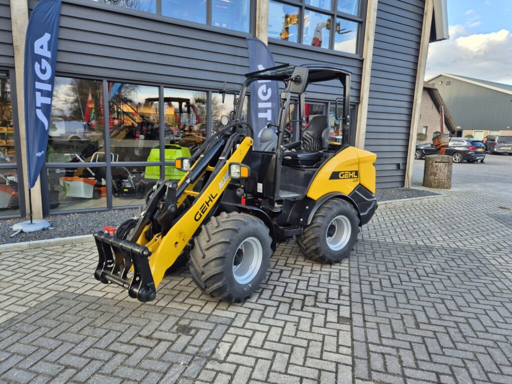 GEHL AL330 loader - Ngarkues i artikuluar: foto 2 GEHL AL330 loader - Ngarkues i artikuluar: foto 2