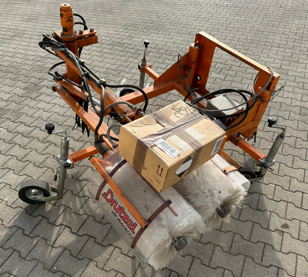 Unimog Leitpfostenwaschgerät Drutzel LWG-U-300 - Fshesë: foto 3 Unimog Leitpfostenwaschgerät Drutzel LWG-U-300 - Fshesë: foto 3