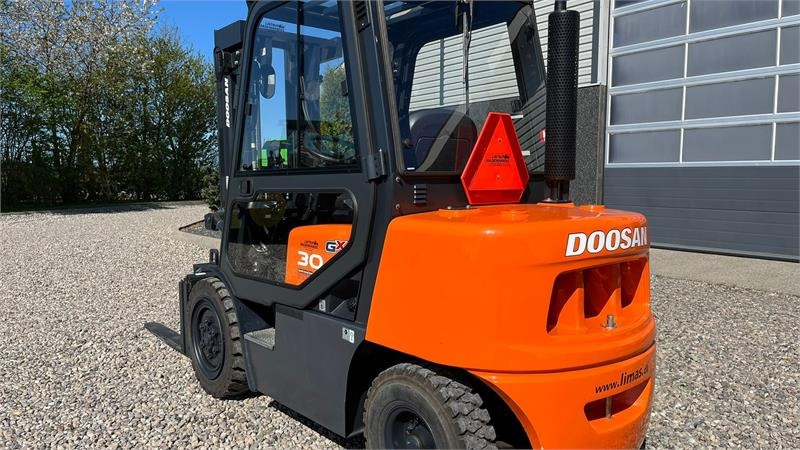 Doosan D30 G med kabine og KUN 57 TIMER FRA NY, MED TIME - Pirun më naftë: foto 3 Doosan D30 G med kabine og KUN 57 TIMER FRA NY, MED TIME - Pirun më naftë: foto 3