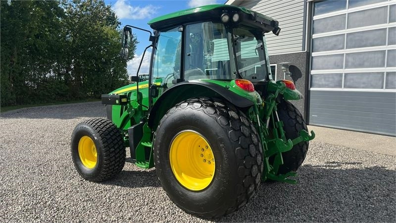 John Deere 5090 M Med græsdæk - Traktor: foto 3 John Deere 5090 M Med græsdæk - Traktor: foto 3