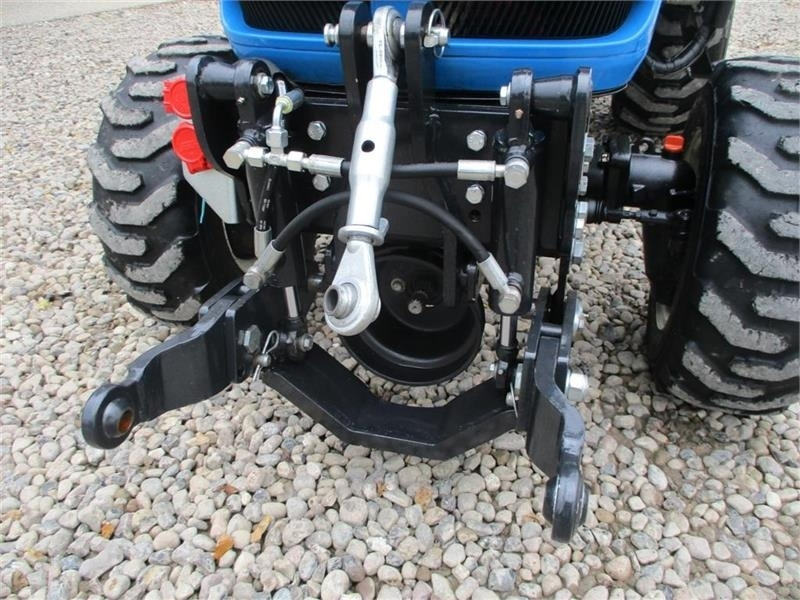 LS J27 HST Med kabine, frontlift og frontPTO - Traktor: foto 4 LS J27 HST Med kabine, frontlift og frontPTO - Traktor: foto 4