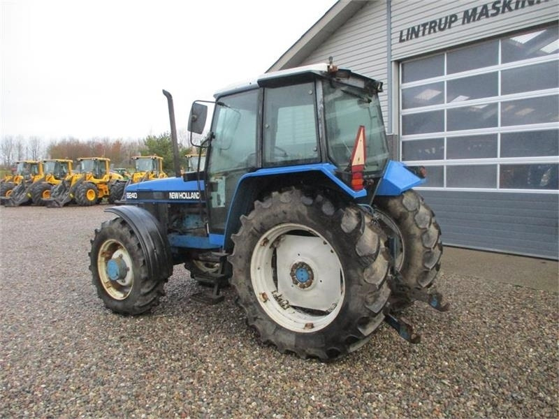 New Holland 8240 SLE Med frontlift og frontPTO - Traktor: foto 3 New Holland 8240 SLE Med frontlift og frontPTO - Traktor: foto 3
