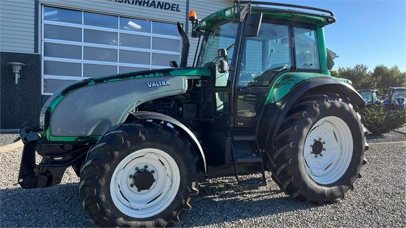Valtra T130 med 3.5ton frontlift - Traktor: foto 2 Valtra T130 med 3.5ton frontlift - Traktor: foto 2