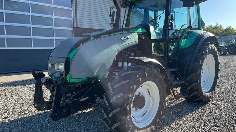 Valtra T130 med 3.5ton frontlift - Traktor: foto 3 Valtra T130 med 3.5ton frontlift - Traktor: foto 3