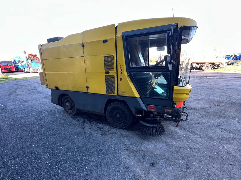 Ravo 530 VEEGMACHINE/SWEEPER!! - Makinë fshirëse për rrugët: foto 5 Ravo 530 VEEGMACHINE/SWEEPER!! - Makinë fshirëse për rrugët: foto 5