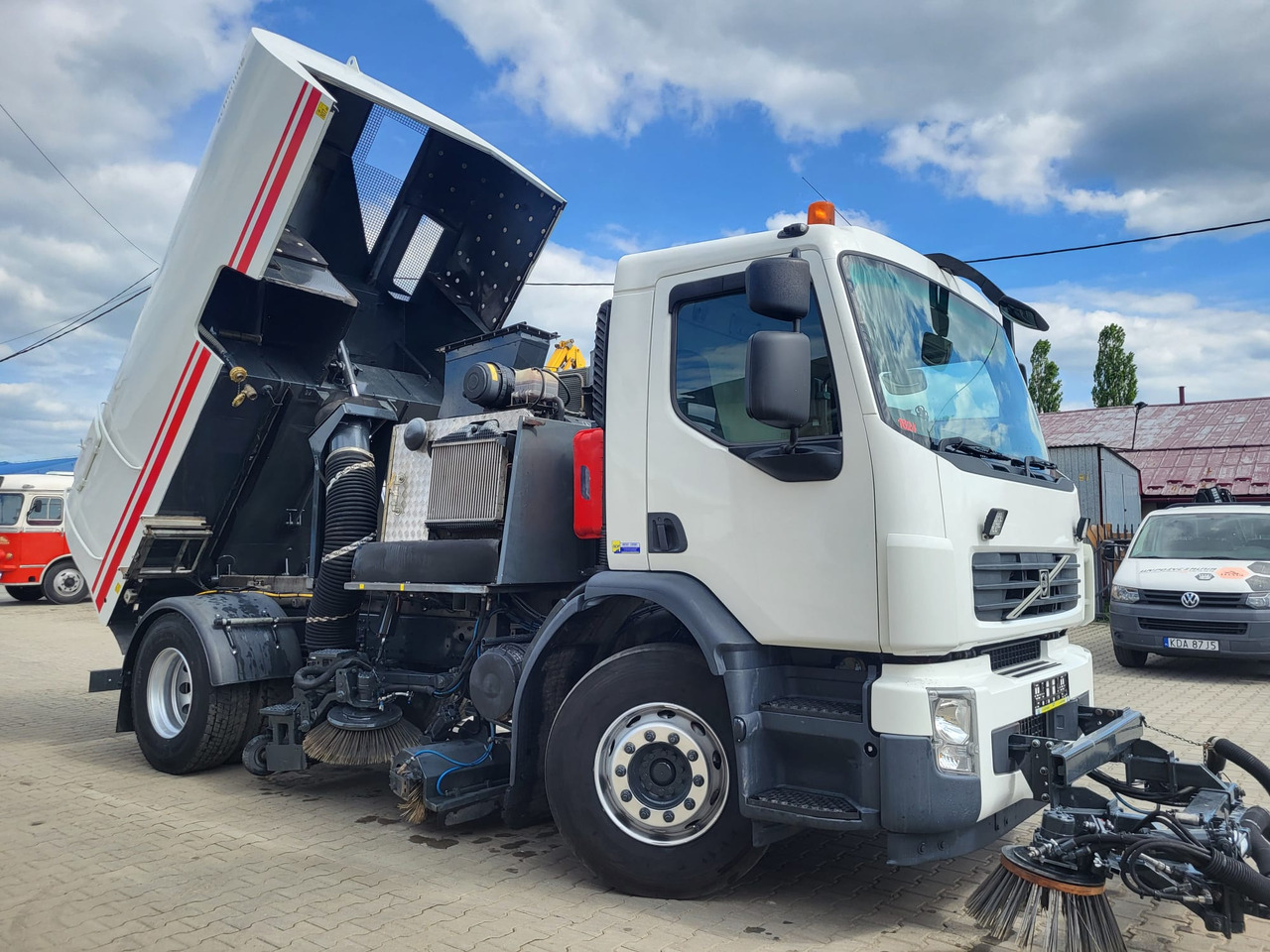 Volvo FE 320 two engines - Makinë fshirëse për rrugët: foto 4 Volvo FE 320 two engines - Makinë fshirëse për rrugët: foto 4