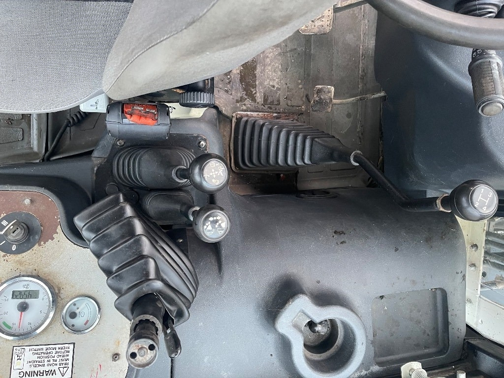 JCB 2 CX - Fadromë me shkarkim nga prapa: foto 5 JCB 2 CX - Fadromë me shkarkim nga prapa: foto 5