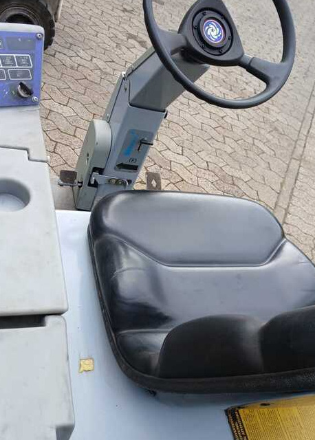 Nilfisk BR700C - Makineri larëse-tharëse dyshemeje: foto 2 Nilfisk BR700C - Makineri larëse-tharëse dyshemeje: foto 2