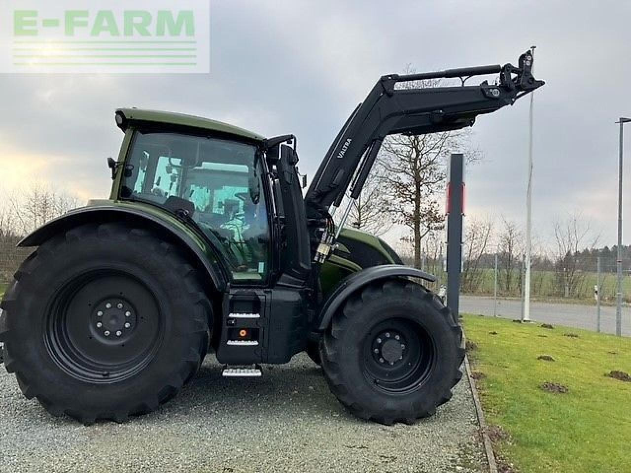 Valtra n155ea - Traktor: foto 1 Valtra n155ea - Traktor: foto 1