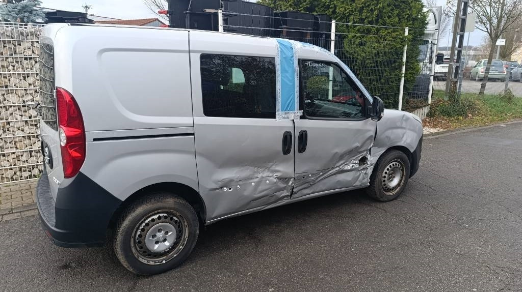 Opel Combo Kastenwagen Transp. Seitenschaden fahrbereit - Kamioncine me kontinier: foto 3 Opel Combo Kastenwagen Transp. Seitenschaden fahrbereit - Kamioncine me kontinier: foto 3