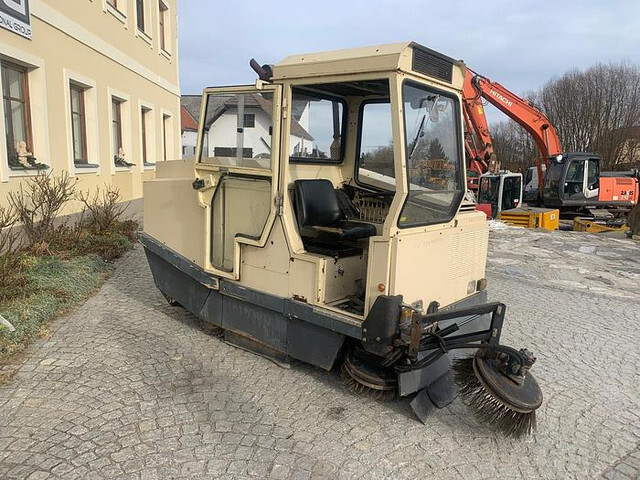 Amros 1250 Kehrmaschine - Makinë fshirëse për rrugët: foto 2 Amros 1250 Kehrmaschine - Makinë fshirëse për rrugët: foto 2