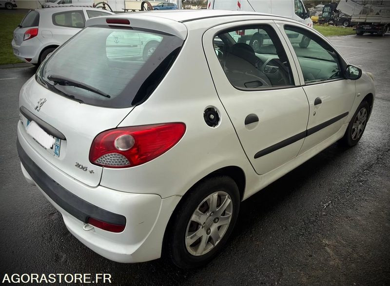 206 + - Veturë: foto 2 206 + - Veturë: foto 2