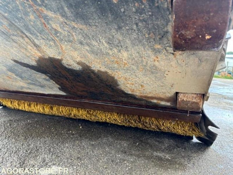 BALAYEUSE RAMASSEUSE AVEC ARROSAGE POUR SKID 155 CM - Makinë fshirëse për rrugët: foto 5 BALAYEUSE RAMASSEUSE AVEC ARROSAGE POUR SKID 155 CM - Makinë fshirëse për rrugët: foto 5