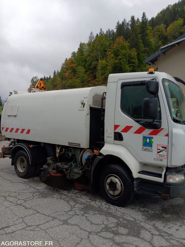 BALAYEUSE de Voiries- RENAULT MIDLUM 220 DXI avec aspiratrice EUROVOIRIE 3620h - Makinë fshirëse për rrugët: foto 4 BALAYEUSE de Voiries- RENAULT MIDLUM 220 DXI avec aspiratrice EUROVOIRIE 3620h - Makinë fshirëse për rrugët: foto 4