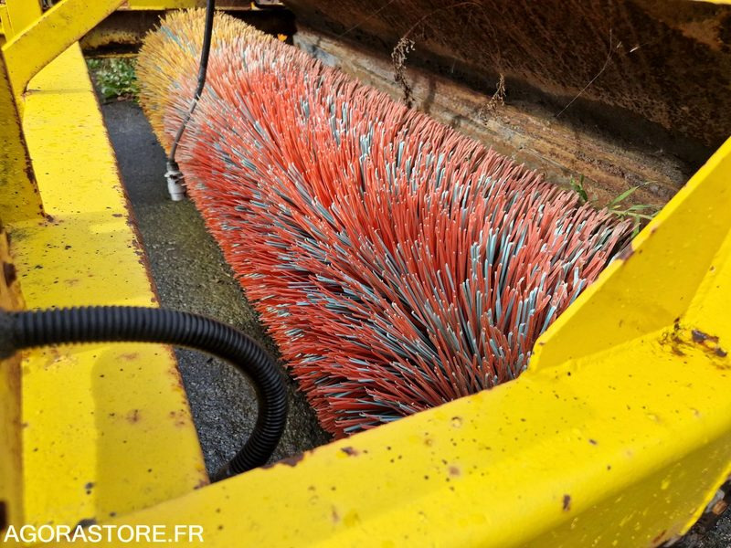 Balayeuse Mathieu 7239S - 1967 - Makinë fshirëse për rrugët: foto 3 Balayeuse Mathieu 7239S - 1967 - Makinë fshirëse për rrugët: foto 3