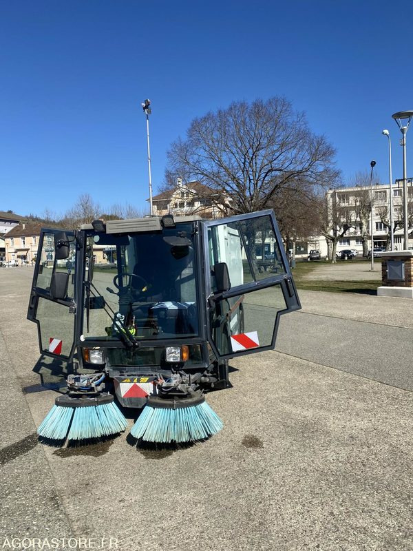 LOT DE DEUX BALAYEUSE SCHMIDT SWINGO 2001 ET 2003 + UNE BALAYEUSE BOSCHUNG 2001 - Makinë fshirëse për rrugët: foto 5 LOT DE DEUX BALAYEUSE SCHMIDT SWINGO 2001 ET 2003 + UNE BALAYEUSE BOSCHUNG 2001 - Makinë fshirëse për rrugët: foto 5