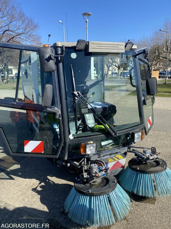 LOT DE DEUX BALAYEUSE SCHMIDT SWINGO 2001 ET 2003 + UNE BALAYEUSE BOSCHUNG 2001 - Makinë fshirëse për rrugët: foto 2 LOT DE DEUX BALAYEUSE SCHMIDT SWINGO 2001 ET 2003 + UNE BALAYEUSE BOSCHUNG 2001 - Makinë fshirëse për rrugët: foto 2