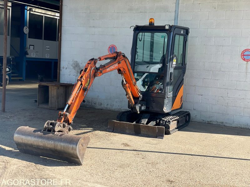 MINI-PELLE SUR CHENILLE CAOUTCHOUC HITACHI ZX17U-2 15CV 1.9T AVEC 3 GODETS - Ekskavator: foto 1 MINI-PELLE SUR CHENILLE CAOUTCHOUC HITACHI ZX17U-2 15CV 1.9T AVEC 3 GODETS - Ekskavator: foto 1