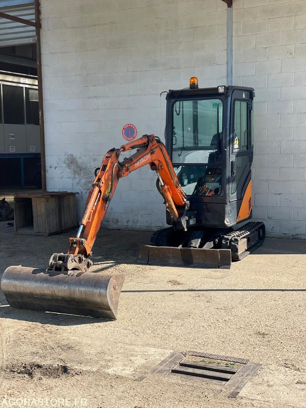 MINI-PELLE SUR CHENILLE CAOUTCHOUC HITACHI ZX17U-2 15CV 1.9T AVEC 3 GODETS - Ekskavator: foto 1 MINI-PELLE SUR CHENILLE CAOUTCHOUC HITACHI ZX17U-2 15CV 1.9T AVEC 3 GODETS - Ekskavator: foto 1