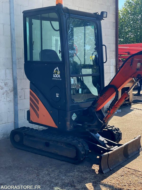 MINI-PELLE SUR CHENILLE CAOUTCHOUC HITACHI ZX17U-2 15CV 1.9T AVEC 3 GODETS - Ekskavator: foto 4 MINI-PELLE SUR CHENILLE CAOUTCHOUC HITACHI ZX17U-2 15CV 1.9T AVEC 3 GODETS - Ekskavator: foto 4