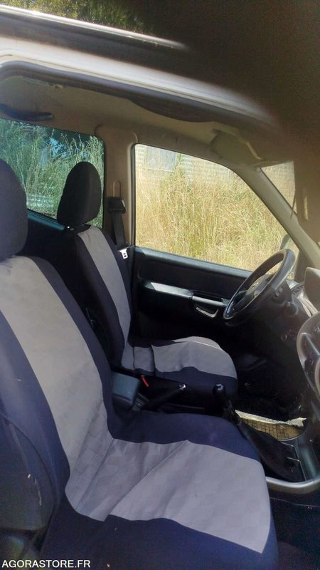 SUV Nissan Terrano - 2004: foto 10