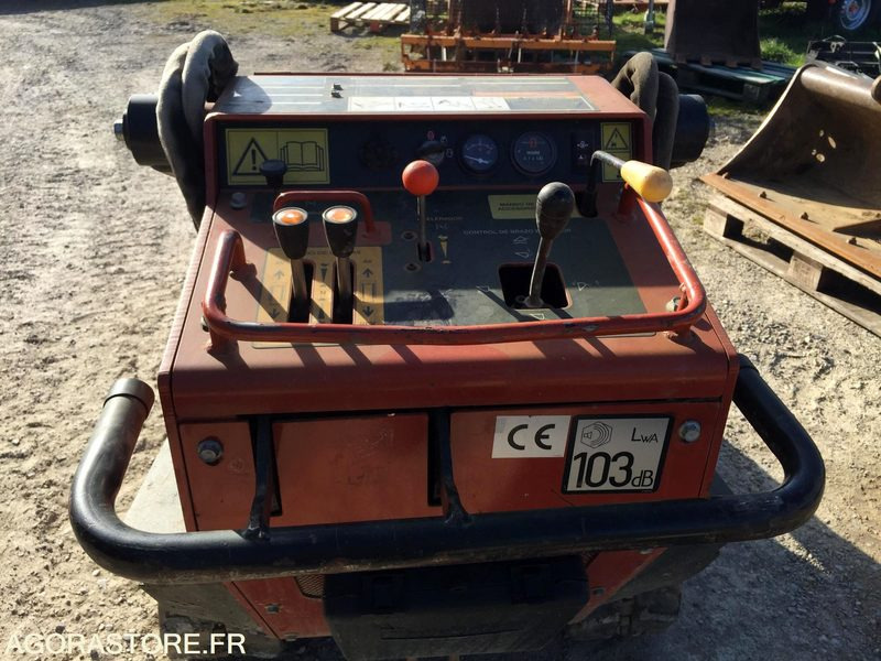 PORTE OUTILS à chenilles DITCH WITCH SK500 - Fadrom: foto 4 PORTE OUTILS à chenilles DITCH WITCH SK500 - Fadrom: foto 4