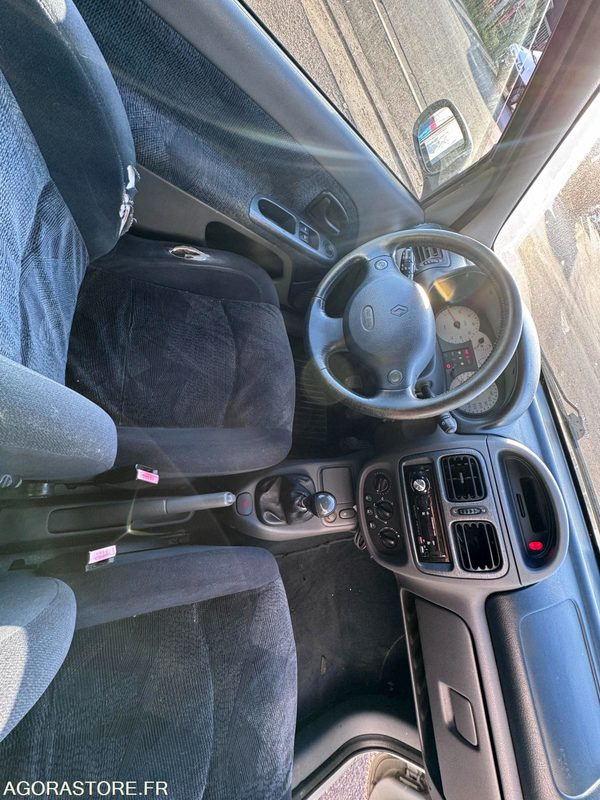 RENAULT CLIO 1.6I 110CH - 264830KMS - 1999 - Veturë: foto 2 RENAULT CLIO 1.6I 110CH - 264830KMS - 1999 - Veturë: foto 2