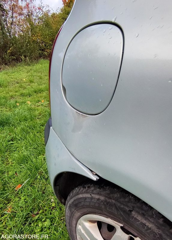 RENAULT CLIO II - Veturë: foto 3 RENAULT CLIO II - Veturë: foto 3