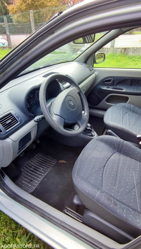 RENAULT CLIO II - Veturë: foto 5 RENAULT CLIO II - Veturë: foto 5
