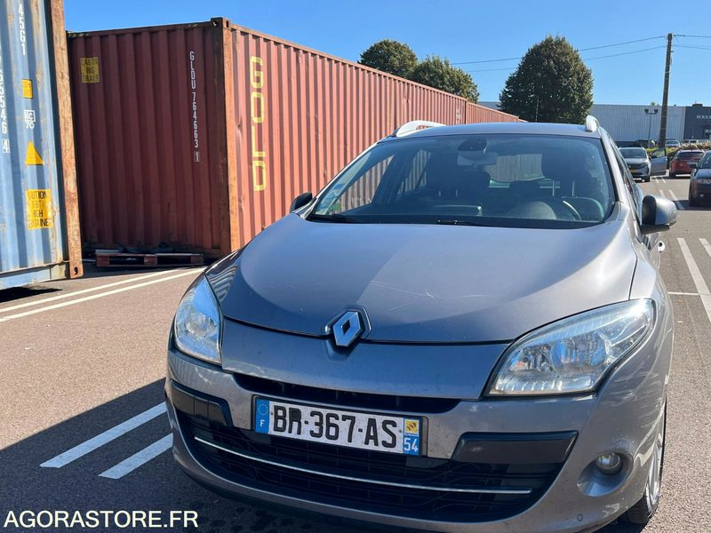 RENAULT MEGANE ESTATE XV DE FRANCE DCI 110 - Veturë: foto 4 RENAULT MEGANE ESTATE XV DE FRANCE DCI 110 - Veturë: foto 4